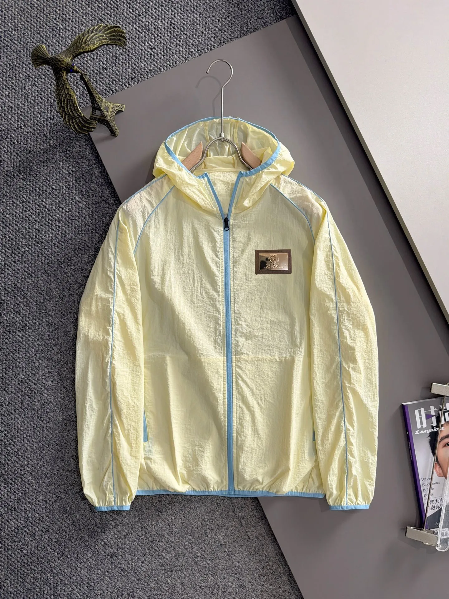 LP Loro Piana 2026 sports lightweight sun protection clothing, rare supply! Original good stuff! Sports coat and sun protection clothing is a multi-functional jacket that can be worn as an ordinary jacket for daily casual wear, or it can also be used as a sun protection tool in the hot summer! It can also be a windbreaker when the evening breeze is slightly cool! The fabric is made of functional UV-resistant nylon material! The upper body effect is light and breathable, breathable and comfortable, and the sun protection factor is as high as SPF PA+++50. It is also lightly resistant to splashing water in daily life! High-tech Active sports tailoring, ready-to-wear is flexible and comfortable, and the wearing shape is more suitable for the body shape, making it easy to wear and match for daily leisure sports! The standard sun protection and UV protection function is specially designed for the season, just to provide more, better and more comfortable wearing experience! Size:M-3XL